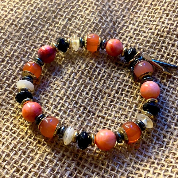 Express | Stretchy Bead Fashion Bracelet with Arrow Charm | Pink & Gold - Picture 2 of 5